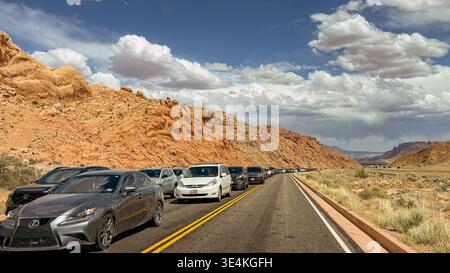 Moab, Utah, USA – 25. Mai 2025: Autos stehen in der Warteschlange, um in den Arches-Nationalpark zu gelangen. Stockfoto