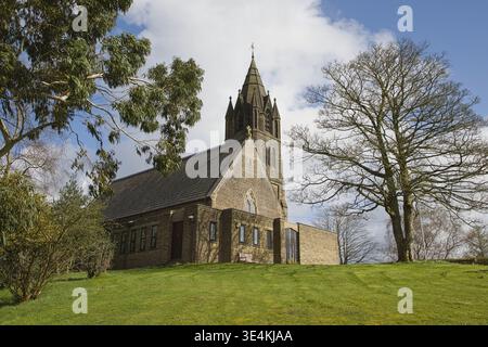 Niedriger Blick auf St. Matthew und St. Luke Church in Chadderton, Oldham, Großbritannien Stockfoto