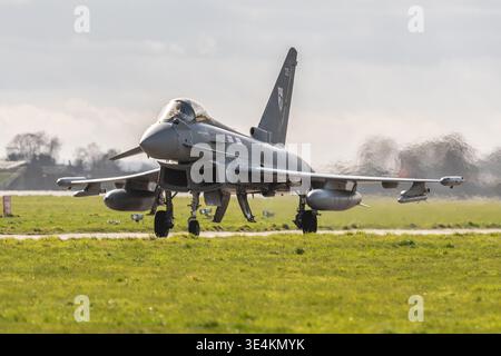ZK325 - Eurofighter der Royal Air Force Taifun FGR.4 Taxis zurück zum Vorfeld nach der Rückkehr von einem Sturm über die Nordsee Stockfoto