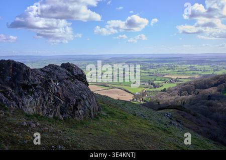 Blick vom Hügel aus über die britische Landschaft mit kleinen Wolken und blauem Himmel an einem sonnigen Tag über felsigen Felsen Stockfoto