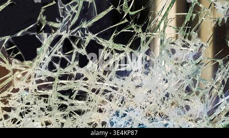 Dramatisch zersplittertes Glas aus der Nähe mit scharfen gezackten Scherben Stockfoto