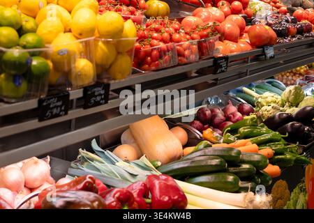Farbenfrohe Auswahl an frischem Gemüse und Zitrusfrüchten auf einer Ausstellung mit Marktprodukten. Stockfoto