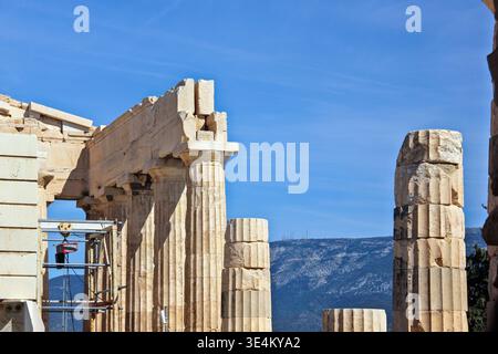 Innenansicht des Parthenon auf der Akropolis in Athen, Griechenland, mit dorischen Säulen, Marmorruinen und Restaurierungselementen. Stockfoto