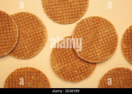 Niederländische Stroopwafel-Kekse oder Karamell-Waffeln auf beigefarbenem Hintergrund. Draufsicht Stockfoto