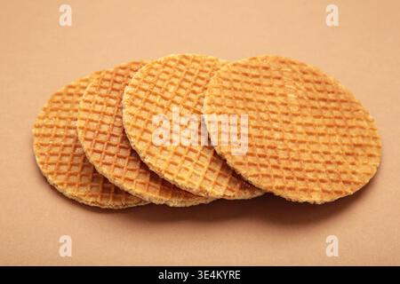 Niederländische Stroopwafel-Kekse oder Karamell-Waffeln auf braunem Hintergrund. Draufsicht Stockfoto