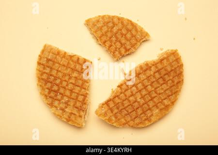 Niederländische Stroopwafel-Kekse oder Karamell-Waffeln auf beigefarbenem Hintergrund. Draufsicht Stockfoto