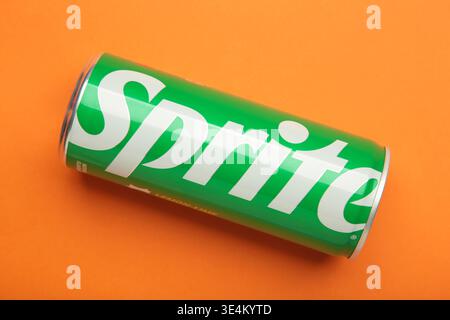 Mykolaiv, Ukraine - 25. März 2026: Sprite-Soda-Dose auf orangefarbenem Hintergrund. Vorderansicht. Stockfoto