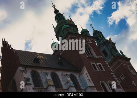 Ein hochwertiges Architekturfoto einer historischen Kathedrale. Das Bild zeigt aufragende Türme mit oxidierten Kupferdächern, gotischen Fenstern und einem Stockfoto