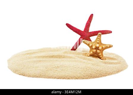 Minimale Seestern-Zusammensetzung auf Sand mit Kopierraum. Saubere minimale Szene mit Seesternen auf Sand isoliert auf weißem Hintergrund. Ideal für Sommerwerbung Stockfoto
