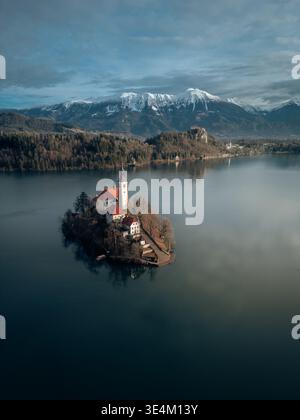Blick auf die Bled Island Drone bei Sonnenaufgang, Slowenien Reiseziel mit Bergreflektionen Stockfoto