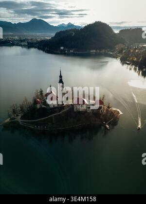 Blick aus der Vogelperspektive auf die Insel der Bleder Kirche, Slowenien, malerische europäische Landschaft mit Bergen und See Stockfoto