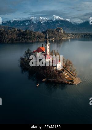 Close Aerial of Lake Bleder Island Church, Slowenien, Herbstlandschaft mit See- und Bergkulisse Stockfoto
