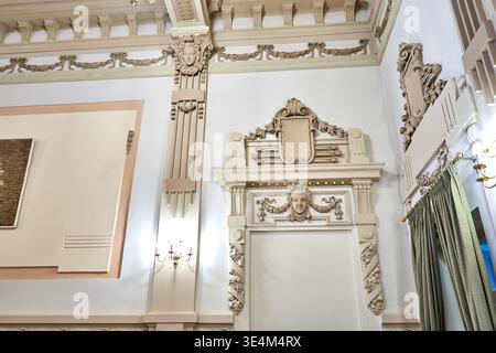 Elegant verzierte Innenausstattung eines historischen Gebäudes mit raffinierten klassischen architektonischen Details. Der Raum verfügt über komplizierte Deckenleisten Stockfoto