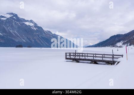 Ein unpassender Bootssteg auf dem gefrorenen Sils-See in Richtung Sils in Endagin (ca. 2808 m), Schweiz Stockfoto