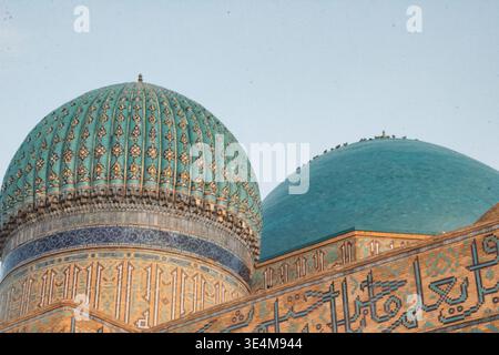 Atemberaubende architektonische Details einer majestätischen Moschee mit komplizierten türkisfarbenen Kuppeln, die den Himmel über sich faszinieren Stockfoto