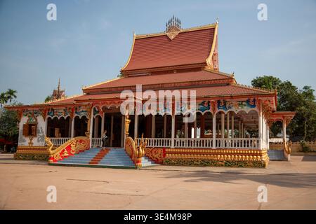 Vientiane, Laos - 10. April 2011: Verziertes buddhistisches Tempelgebäude von Wat That Luang Tai, mit einem roten Dach. Die Decke von Wat That Luang Tai (der Sout Stockfoto
