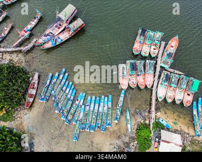 Aus der Vogelperspektive sehen Sie Fischerboote und Fischerhütten an der Mündung des Preaek Tuek Chhu (Kampot Fluss) in der Provinz Kampot an der Südküste Kambodschas Stockfoto