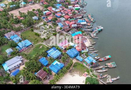 Aus der Vogelperspektive sehen Sie Fischerboote und Fischerhütten an der Mündung des Preaek Tuek Chhu (Kampot Fluss) in der Provinz Kampot an der Südküste Kambodschas Stockfoto