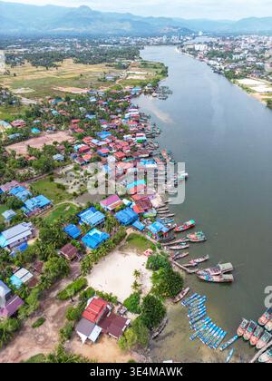 Aus der Vogelperspektive sehen Sie Fischerboote und Fischerhütten an der Mündung des Preaek Tuek Chhu (Kampot Fluss) in der Provinz Kampot an der Südküste Kambodschas Stockfoto