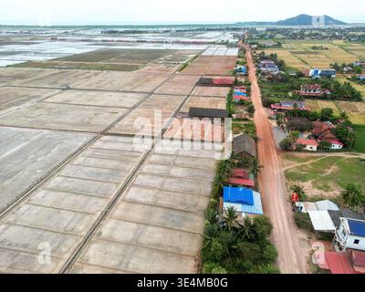 Luftaufnahme der Landschaft mit Salzfeldern an der Mündung des Preaek Tuek Chhu (Kampot-Fluss) in der Provinz Kampot an der Südküste Kambodschas Stockfoto