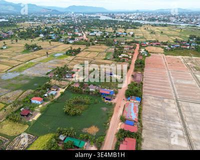 Luftaufnahme der Landschaft mit Salzfeldern an der Mündung des Preaek Tuek Chhu (Kampot-Fluss) in der Provinz Kampot an der Südküste Kambodschas Stockfoto