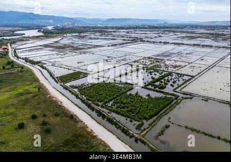 Luftaufnahme der Landschaft mit Salzfeldern an der Mündung des Preaek Tuek Chhu (Kampot-Fluss) in der Provinz Kampot an der Südküste Kambodschas Stockfoto
