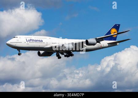 Lufthansa Boeing 747-8 (D-ABYN) landet am Flughafen Frankfurt am Main am 12. August 2014 in Frankfurt am Main, Deutschland Stockfoto