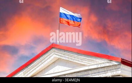 Russische Nationalflagge auf dem Dach des Verwaltungsgebäudes Stockfoto