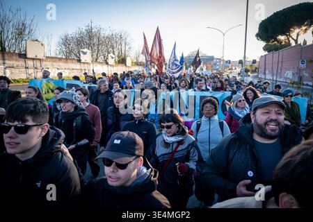 Rom, Rm, Italien. März 2026. Tausende aus dem ganzen Land versammeln sich in Rom, um sich dem No Kings Italy march anzuschließen. Die Menge durchquert die Stadt und protestiert gegen Könige und ihre Kriege: Den Premierminister, den Angriff auf die Justiz, die Verweigerung des Demonstrationsrechts und die Massenabschiebung von Migranten. (Kreditbild: © Marco Di Gianvito/ZUMA Press Wire) NUR REDAKTIONELLE VERWENDUNG! Nicht für kommerzielle ZWECKE! Stockfoto