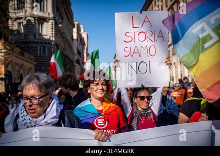 Rom, Rm, Italien. März 2026. Tausende aus dem ganzen Land versammeln sich in Rom, um sich dem No Kings Italy march anzuschließen. Die Menge durchquert die Stadt und protestiert gegen Könige und ihre Kriege: Den Premierminister, den Angriff auf die Justiz, die Verweigerung des Demonstrationsrechts und die Massenabschiebung von Migranten. „Wir sind Geschichte“ liest das Zeichen. (Kreditbild: © Marco Di Gianvito/ZUMA Press Wire) NUR REDAKTIONELLE VERWENDUNG! Nicht für kommerzielle ZWECKE! Stockfoto