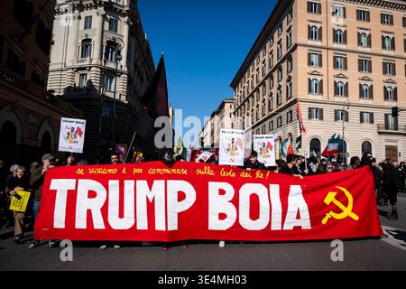 Rom, Rm, Italien. März 2026. Tausende aus dem ganzen Land versammeln sich in Rom, um sich dem No Kings Italy march anzuschließen. Die Menge durchquert die Stadt und protestiert gegen Könige und ihre Kriege: Den Premierminister, den Angriff auf die Justiz, die Verweigerung des Demonstrationsrechts und die Massenabschiebung von Migranten. "Trump der Henker" liest das Banner. (Kreditbild: © Marco Di Gianvito/ZUMA Press Wire) NUR REDAKTIONELLE VERWENDUNG! Nicht für kommerzielle ZWECKE! Stockfoto