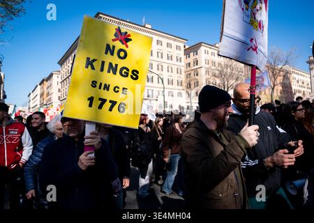 Rom, Rm, Italien. März 2026. Tausende aus dem ganzen Land versammeln sich in Rom, um sich dem No Kings Italy march anzuschließen. Die Menge durchquert die Stadt und protestiert gegen Könige und ihre Kriege: Den Premierminister, den Angriff auf die Justiz, die Verweigerung des Demonstrationsrechts und die Massenabschiebung von Migranten. (Kreditbild: © Marco Di Gianvito/ZUMA Press Wire) NUR REDAKTIONELLE VERWENDUNG! Nicht für kommerzielle ZWECKE! Stockfoto