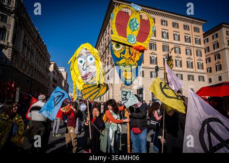 Rom, Rm, Italien. März 2026. Tausende aus dem ganzen Land versammeln sich in Rom, um sich dem No Kings Italy march anzuschließen. Die Menge durchquert die Stadt und protestiert gegen Könige und ihre Kriege: Den Premierminister, den Angriff auf die Justiz, die Verweigerung des Demonstrationsrechts und die Massenabschiebung von Migranten. (Kreditbild: © Marco Di Gianvito/ZUMA Press Wire) NUR REDAKTIONELLE VERWENDUNG! Nicht für kommerzielle ZWECKE! Stockfoto