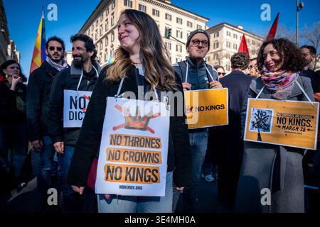 Rom, Rm, Italien. März 2026. Tausende aus dem ganzen Land versammeln sich in Rom, um sich dem No Kings Italy march anzuschließen. Die Menge durchquert die Stadt und protestiert gegen Könige und ihre Kriege: Den Premierminister, den Angriff auf die Justiz, die Verweigerung des Demonstrationsrechts und die Massenabschiebung von Migranten. (Kreditbild: © Marco Di Gianvito/ZUMA Press Wire) NUR REDAKTIONELLE VERWENDUNG! Nicht für kommerzielle ZWECKE! Stockfoto