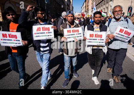 Rom, Rm, Italien. März 2026. Tausende aus dem ganzen Land versammeln sich in Rom, um sich dem No Kings Italy march anzuschließen. Die Menge durchquert die Stadt und protestiert gegen Könige und ihre Kriege: Den Premierminister, den Angriff auf die Justiz, die Verweigerung des Demonstrationsrechts und die Massenabschiebung von Migranten. (Kreditbild: © Marco Di Gianvito/ZUMA Press Wire) NUR REDAKTIONELLE VERWENDUNG! Nicht für kommerzielle ZWECKE! Stockfoto