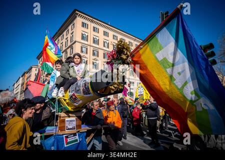 Rom, Rm, Italien. März 2026. Tausende aus dem ganzen Land versammeln sich in Rom, um sich dem No Kings Italy march anzuschließen. Die Menge durchquert die Stadt und protestiert gegen Könige und ihre Kriege: Den Premierminister, den Angriff auf die Justiz, die Verweigerung des Demonstrationsrechts und die Massenabschiebung von Migranten. (Kreditbild: © Marco Di Gianvito/ZUMA Press Wire) NUR REDAKTIONELLE VERWENDUNG! Nicht für kommerzielle ZWECKE! Stockfoto
