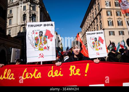 Rom, Rm, Italien. März 2026. Tausende aus dem ganzen Land versammeln sich in Rom, um sich dem No Kings Italy march anzuschließen. Die Menge durchquert die Stadt und protestiert gegen Könige und ihre Kriege: Den Premierminister, den Angriff auf die Justiz, die Verweigerung des Demonstrationsrechts und die Massenabschiebung von Migranten. "Trump, der Henker", las die Zeichen. (Kreditbild: © Marco Di Gianvito/ZUMA Press Wire) NUR REDAKTIONELLE VERWENDUNG! Nicht für kommerzielle ZWECKE! Stockfoto