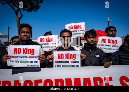 Rom, Rm, Italien. März 2026. Tausende aus dem ganzen Land versammeln sich in Rom, um sich dem No Kings Italy march anzuschließen. Die Menge durchquert die Stadt und protestiert gegen Könige und ihre Kriege: Den Premierminister, den Angriff auf die Justiz, die Verweigerung des Demonstrationsrechts und die Massenabschiebung von Migranten. (Kreditbild: © Marco Di Gianvito/ZUMA Press Wire) NUR REDAKTIONELLE VERWENDUNG! Nicht für kommerzielle ZWECKE! Stockfoto