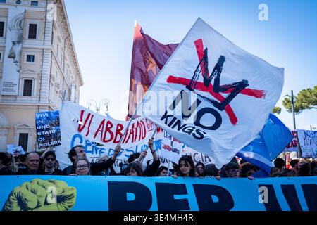 Rom, Rm, Italien. März 2026. Tausende aus dem ganzen Land versammeln sich in Rom, um sich dem No Kings Italy march anzuschließen. Die Menge durchquert die Stadt und protestiert gegen Könige und ihre Kriege: Den Premierminister, den Angriff auf die Justiz, die Verweigerung des Demonstrationsrechts und die Massenabschiebung von Migranten. (Kreditbild: © Marco Di Gianvito/ZUMA Press Wire) NUR REDAKTIONELLE VERWENDUNG! Nicht für kommerzielle ZWECKE! Stockfoto
