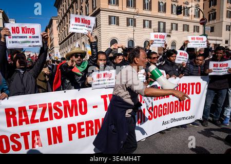 Rom, Rm, Italien. März 2026. Tausende aus dem ganzen Land versammeln sich in Rom, um sich dem No Kings Italy march anzuschließen. Die Menge durchquert die Stadt und protestiert gegen Könige und ihre Kriege: Den Premierminister, den Angriff auf die Justiz, die Verweigerung des Demonstrationsrechts und die Massenabschiebung von Migranten. (Kreditbild: © Marco Di Gianvito/ZUMA Press Wire) NUR REDAKTIONELLE VERWENDUNG! Nicht für kommerzielle ZWECKE! Stockfoto