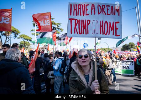 Rom, Rm, Italien. März 2026. Tausende aus dem ganzen Land versammeln sich in Rom, um sich dem No Kings Italy march anzuschließen. Die Menge durchquert die Stadt und protestiert gegen Könige und ihre Kriege: Den Premierminister, den Angriff auf die Justiz, die Verweigerung des Demonstrationsrechts und die Massenabschiebung von Migranten. (Kreditbild: © Marco Di Gianvito/ZUMA Press Wire) NUR REDAKTIONELLE VERWENDUNG! Nicht für kommerzielle ZWECKE! Stockfoto