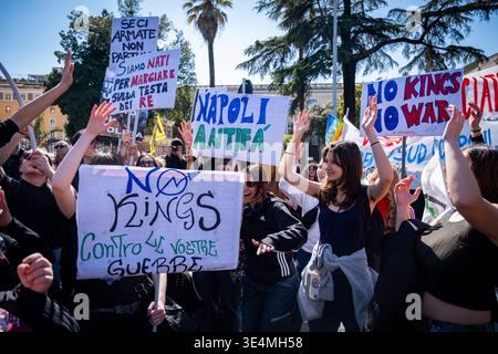 Rom, Rm, Italien. März 2026. Tausende aus dem ganzen Land versammeln sich in Rom, um sich dem No Kings Italy march anzuschließen. Die Menge durchquert die Stadt und protestiert gegen Könige und ihre Kriege: Den Premierminister, den Angriff auf die Justiz, die Verweigerung des Demonstrationsrechts und die Massenabschiebung von Migranten. (Kreditbild: © Marco Di Gianvito/ZUMA Press Wire) NUR REDAKTIONELLE VERWENDUNG! Nicht für kommerzielle ZWECKE! Stockfoto