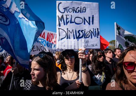 Rom, Rm, Italien. März 2026. Tausende aus dem ganzen Land versammeln sich in Rom, um sich dem No Kings Italy march anzuschließen. Die Menge durchquert die Stadt und protestiert gegen Könige und ihre Kriege: Den Premierminister, den Angriff auf die Justiz, die Verweigerung des Demonstrationsrechts und die Massenabschiebung von Migranten. „Giorgia Meloni tritt zurück! Liest das Zeichen. (Kreditbild: © Marco Di Gianvito/ZUMA Press Wire) NUR REDAKTIONELLE VERWENDUNG! Nicht für kommerzielle ZWECKE! Stockfoto