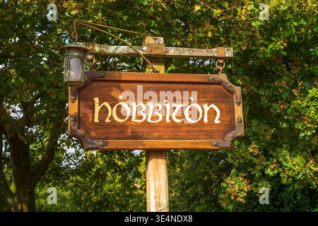Schild am Hobbiton Movie Set, Matamata, Waikato, Nordinsel, Neuseeland Stockfoto