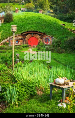 Hobbit House and Garden in the Shire, Hobbiton Movie Set, Matamata, Waikato, Nordinsel, Neuseeland Stockfoto