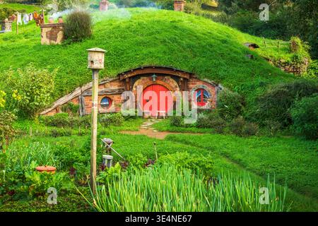 Hobbit House and Garden in the Shire, Hobbiton Movie Set, Matamata, Waikato, Nordinsel, Neuseeland Stockfoto