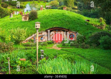 Hobbit House and Garden in the Shire, Hobbiton Movie Set, Matamata, Waikato, Nordinsel, Neuseeland Stockfoto