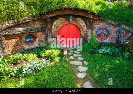 Hobbit House and Garden in the Shire, Hobbiton Movie Set, Matamata, Waikato, Nordinsel, Neuseeland Stockfoto