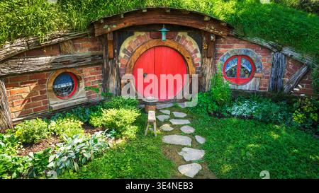 Hobbit House and Garden in the Shire, Hobbiton Movie Set, Matamata, Waikato, Nordinsel, Neuseeland Stockfoto