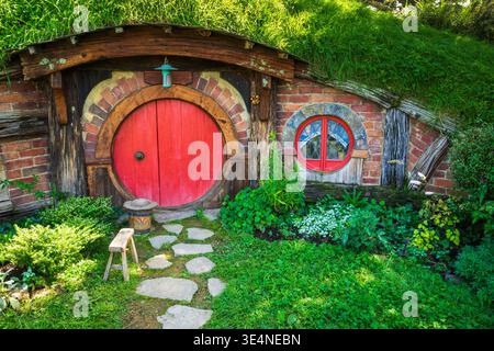 Hobbit House and Garden in the Shire, Hobbiton Movie Set, Matamata, Waikato, Nordinsel, Neuseeland Stockfoto